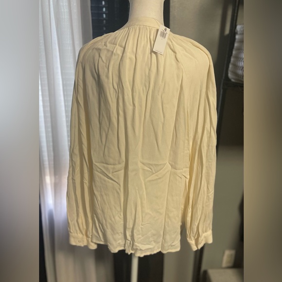 New Old Navy Cream Colored Blouse. Size Large - Picture 4 of 4